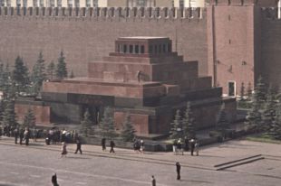 «Пирамида» у Кремля была двухместной – с 1953 по 1961 год. На фото – Мавзолей Ленина и Сталина в 1957 году. 