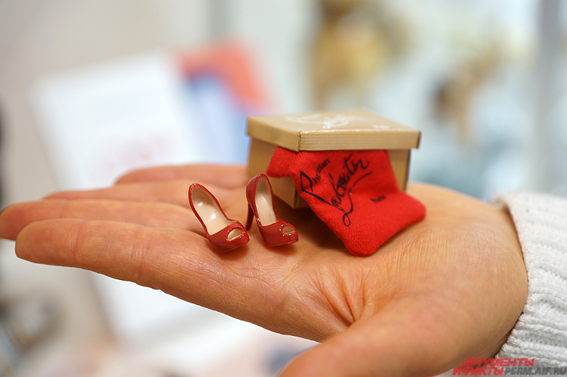 Коллекционер из Перми  купила девять пар миниатюрных «лабутенов»