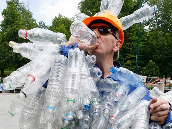 Одноразовыми бутылками нужно пользоваться так: раз выпил и выкинул. Фото: REUTERS