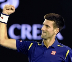 Новак Джокович без особых затруднений взял верх над Роджером Федерером и вышел в финал Открытого чемпионата Австралии. Фото: AP Photo/Andrew Brownbill