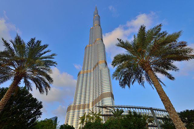 В Дубае построено самое большое здание в мире - небоскрёб «Бурдж-Хали́фа» высотой 828 м.